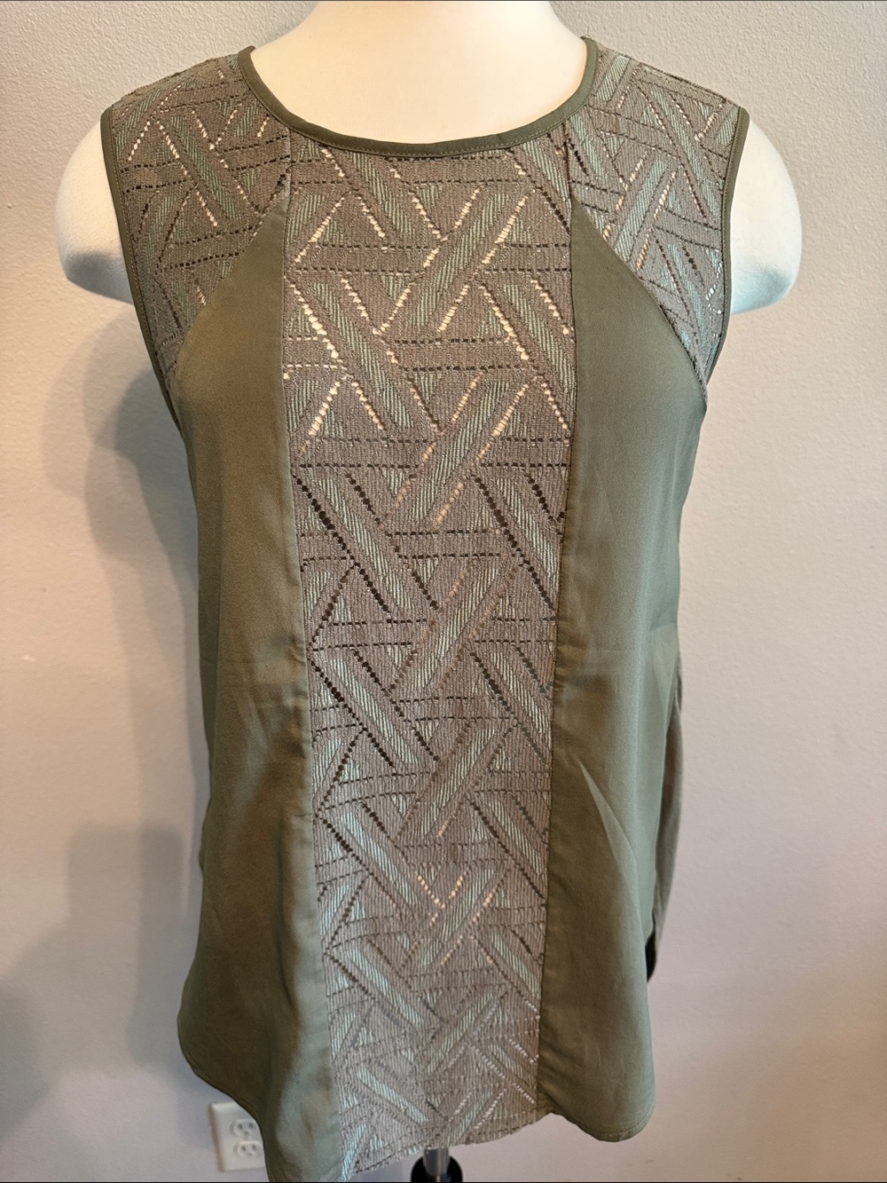 Banana Republic Olive Green Sleeveless Embroidered Front Panel Top Size Small